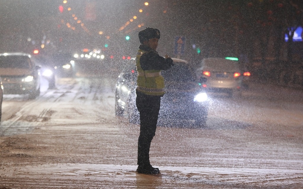 Hơn 42.000 du khách bị mắc kẹt tại Trung Quốc do gió mạnh và tuyết rơi